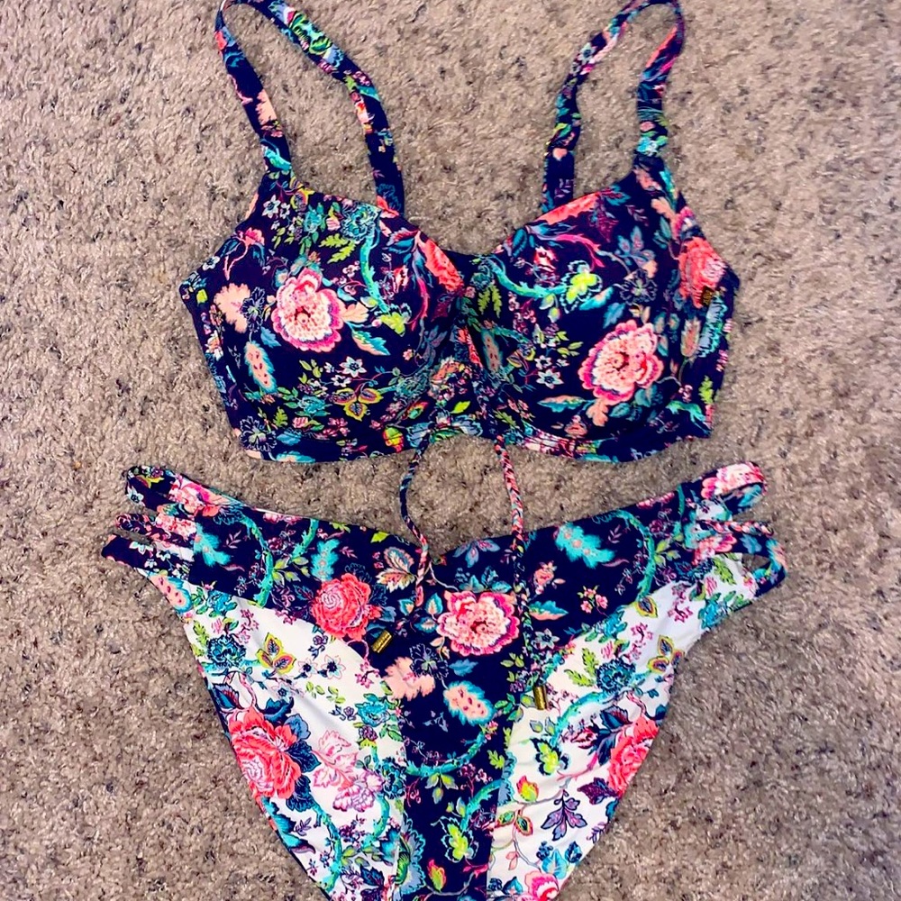 Bikini Set with Reversible Bottom - Picture 2 of 11